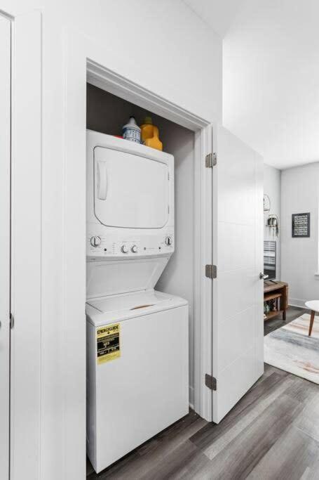 Mid-Century Modern Studio Cozysuites Downtown Indianapolis Exterior photo